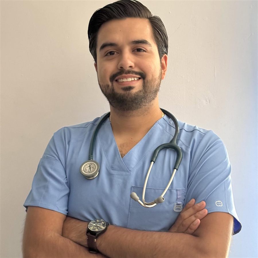 El Dr. Olaf Bautista con estetoscopio en consulta